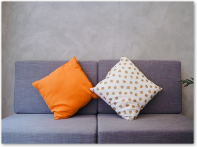 椅子、ソファ、クッション、ぬいぐるみ、スリッパ